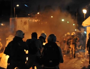 Ένταση και επεισόδια μεταξύ οπαδών έξω από το Σύνδεσμο του ΠΑΟΚ στην πλατεία Καραϊσκάκη